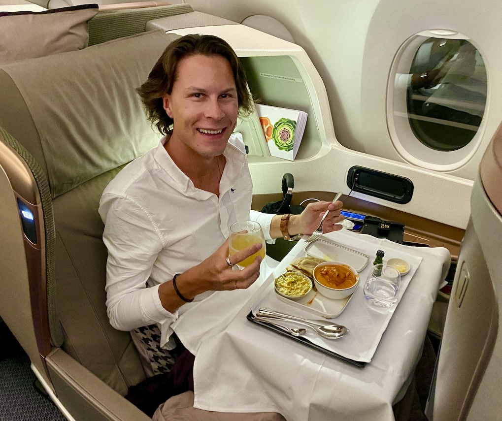 Dominik Żmuda flying Singapore Airlines Business Class